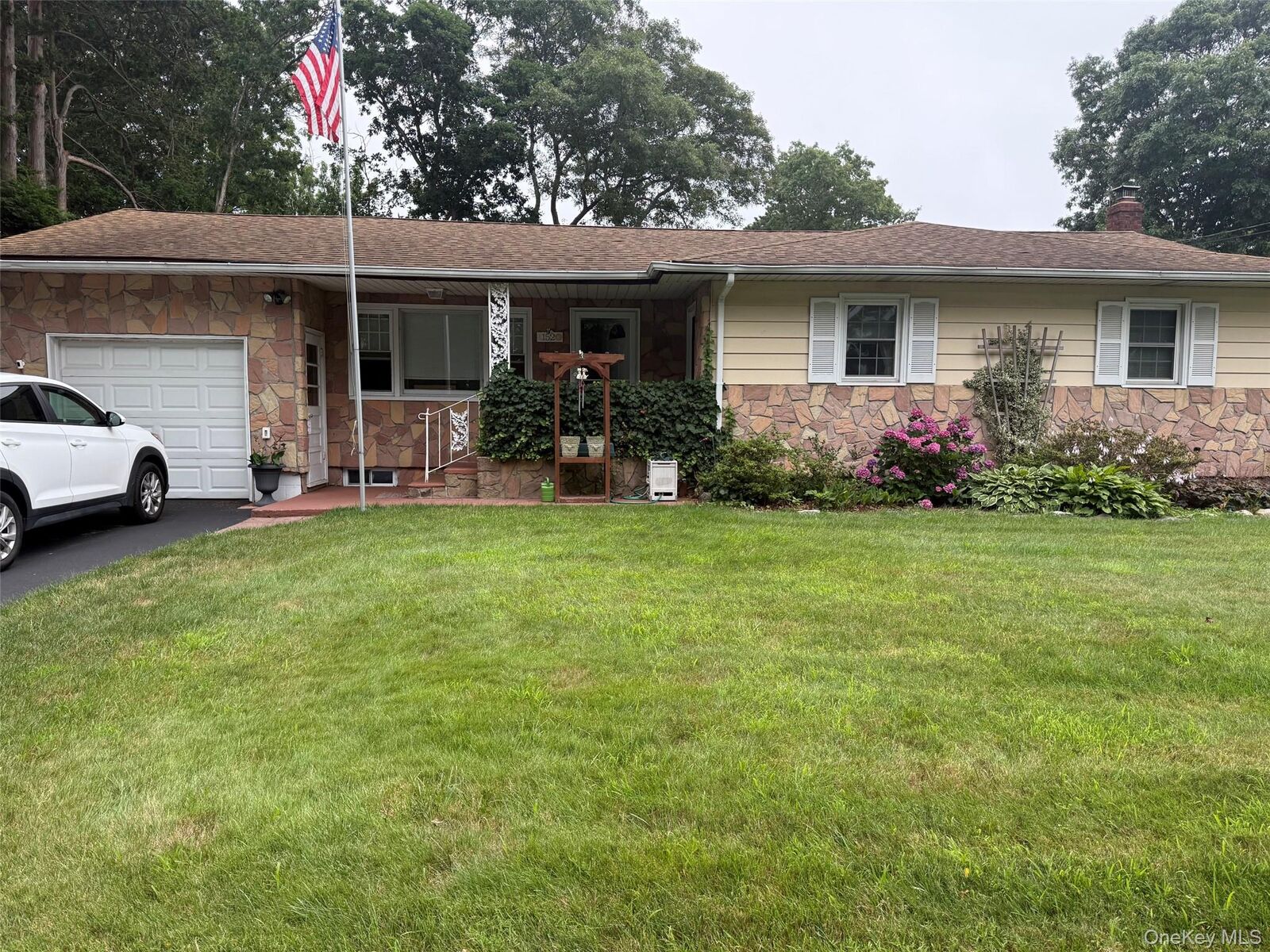 Property Photo:  152 Parkwood Drive  NY 11967 