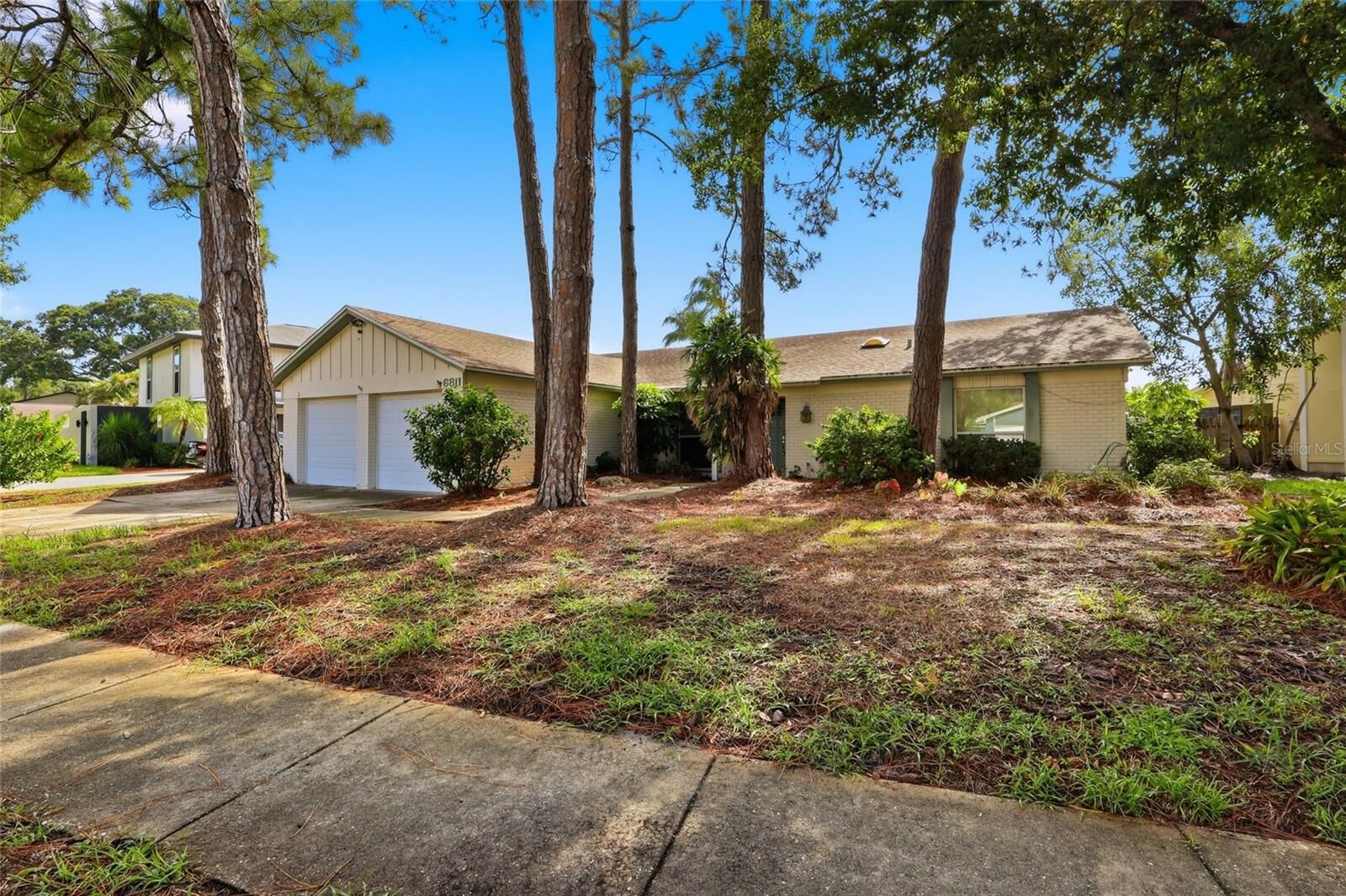 Property Photo:  6811 Twelve Oaks Boulevard  FL 33624 