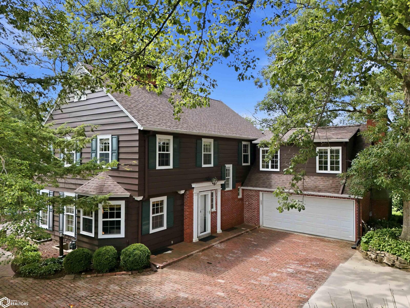 Property Photo:  1743 Country Club Lane  IA 50158 