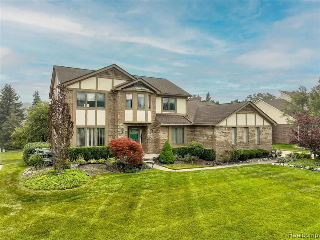 Property Photo:  19678 Ashley Court  MI 48152 4025 
