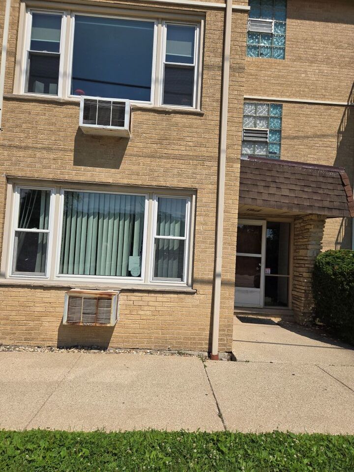 Property Photo:  8758 W Berwyn Avenue 1-NW  IL 60656 
