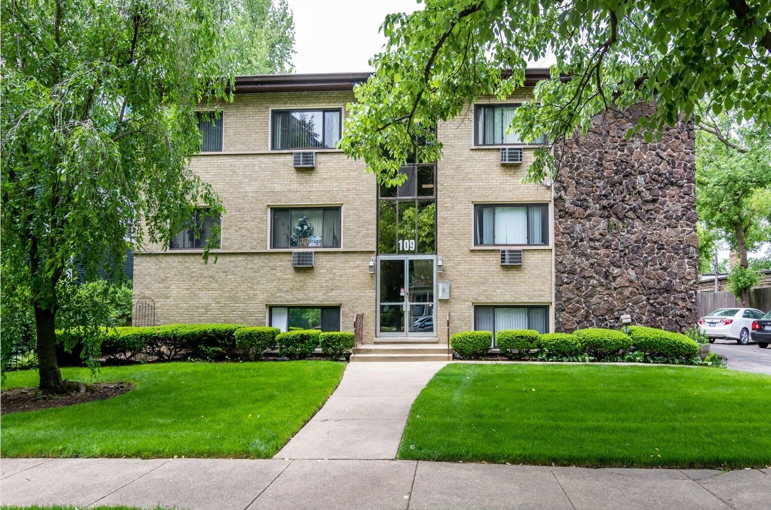 Property Photo:  109 S Elmwood Avenue 16  IL 60302 