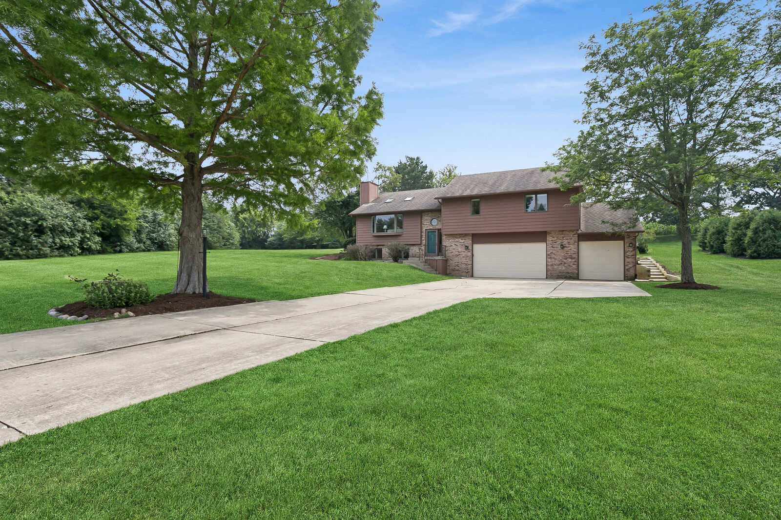 Property Photo: 805 Amber Lane IL 60046