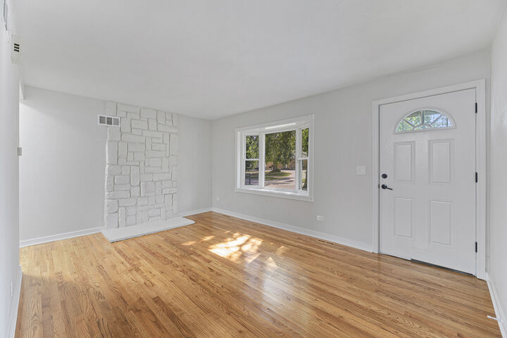 Property Photo:  707 S Elmwood Avenue  IL 60085 