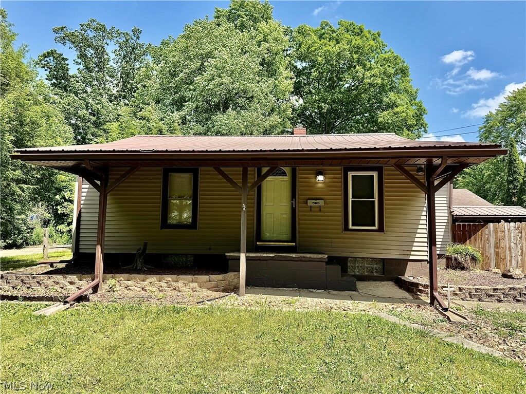 Property Photo:  2108 Clermont Avenue NE  OH 44484 