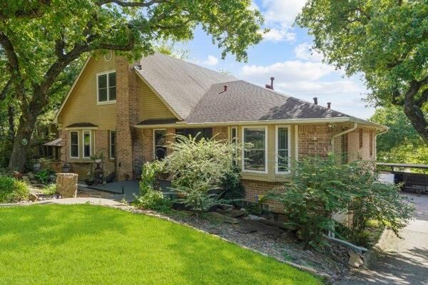 Property Photo: 1806 Old Oak Drive TX 76012