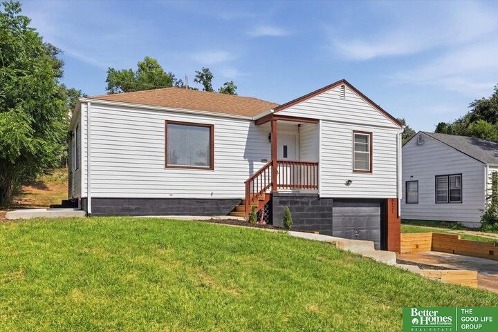 Property Photo:  6521 N 35 Street  NE 68112 