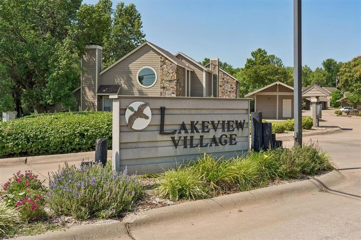 Property Photo: 905 W Parkway Drive OK 74075