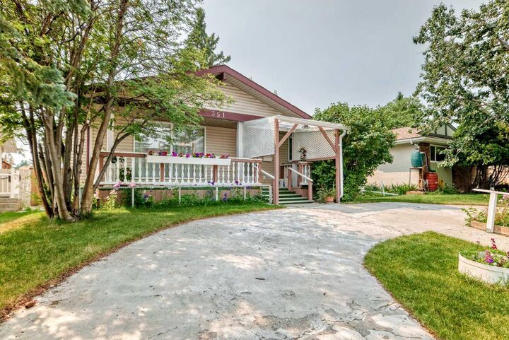 Property Photo:  351 Cedarpark Drive SW  AB T2W 2J5 