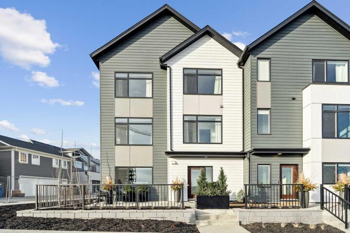 171 Dieppe Drive SW — photo 1