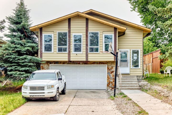 19 Berwick Crescent NW — photo 1