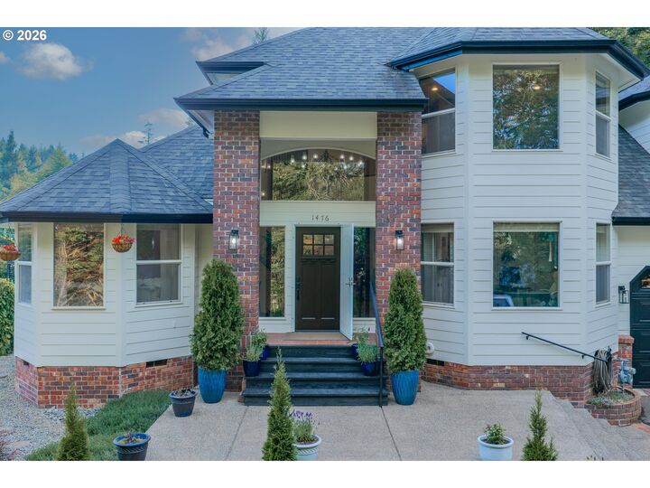 Property Photo: 1476 W 14th Pl OR 97423