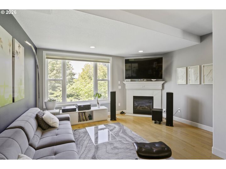 Property Photo: 6910 N Charleston Ave OR 97203