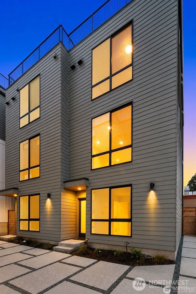 Property Photo:  4415  2nd Avenue NE B  WA 98105 