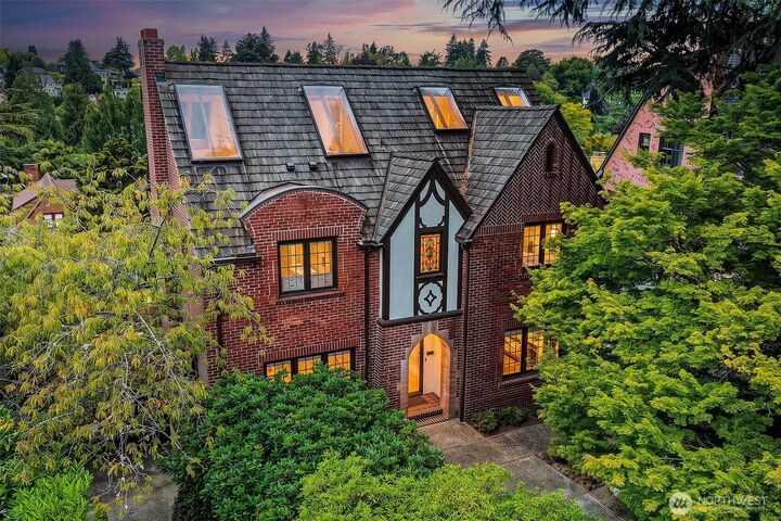 Property Photo:  5201 NE 43rd Avenue  WA 98105 