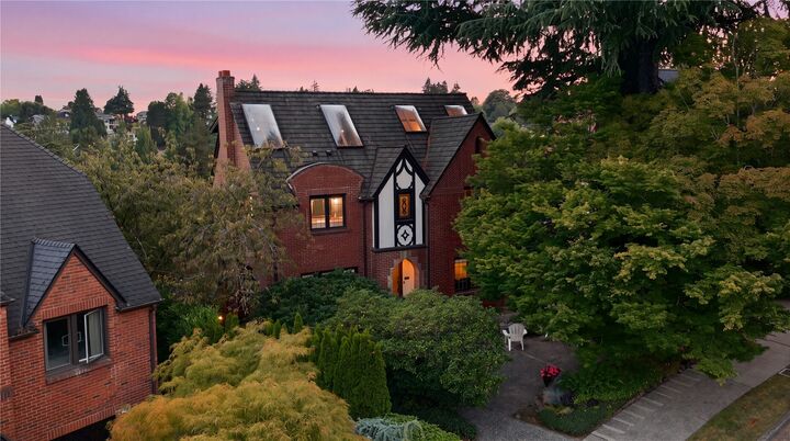Property Photo:  5201 NE 43rd Street  WA 98105 