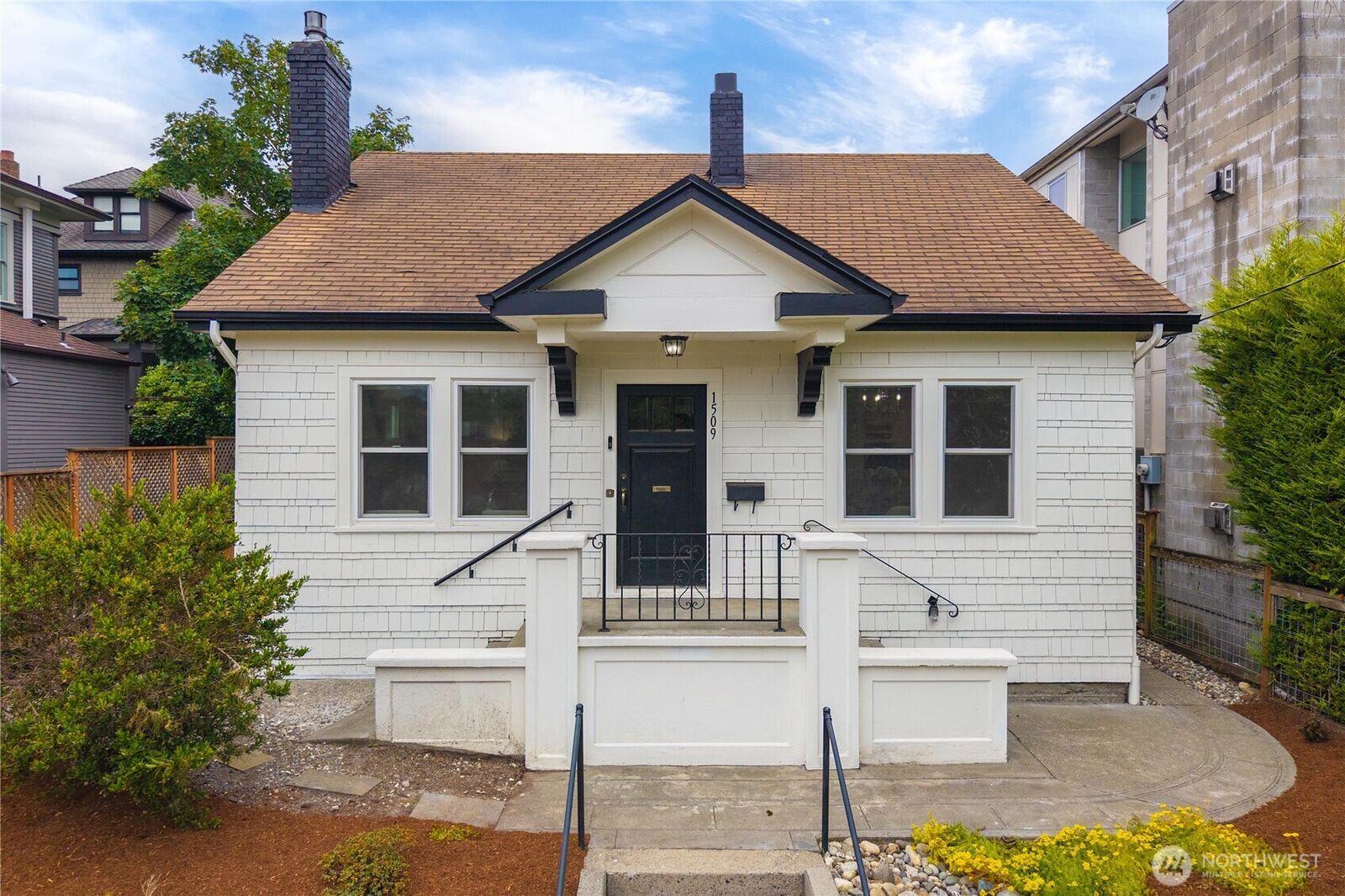 Property Photo:  1509  4th Avenue W  WA 98119 