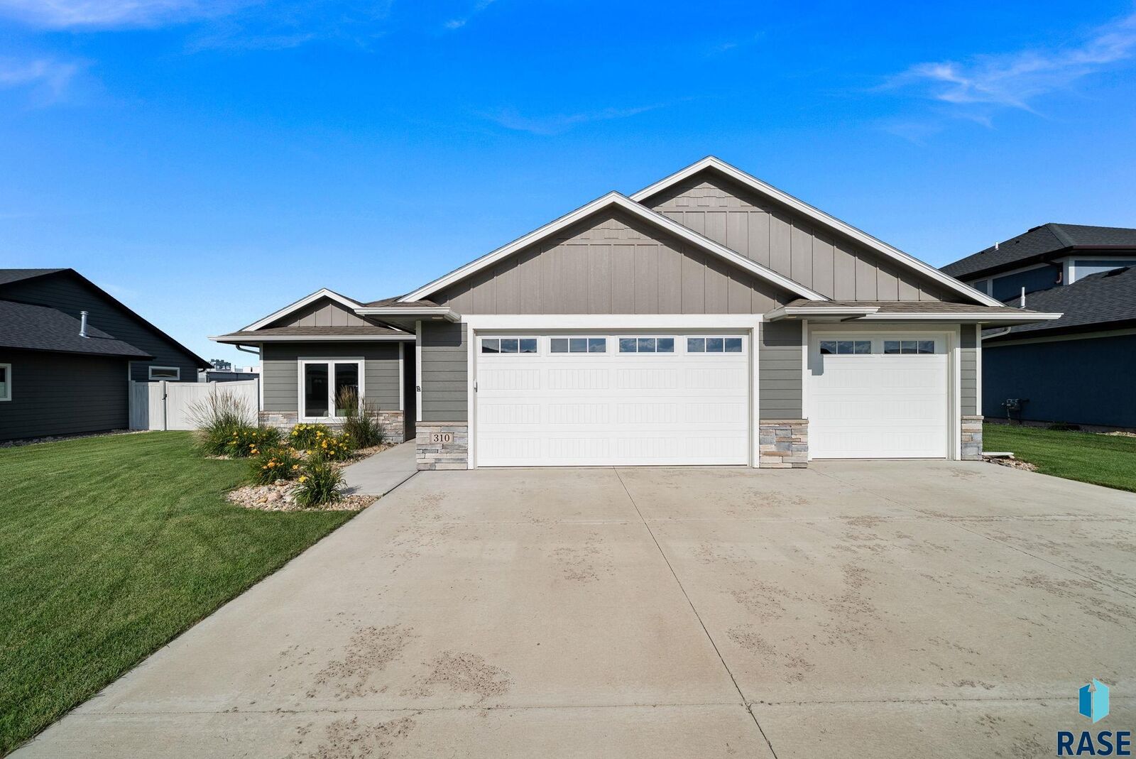 Property Photo: 310 Quartzite Ave SD 57064