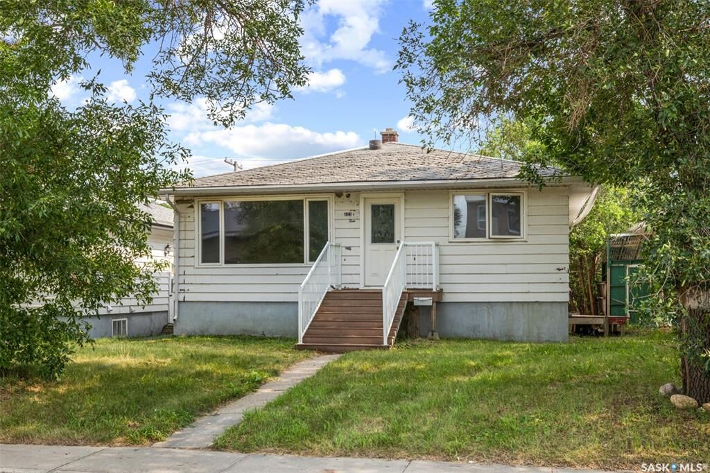 Property Photo: 403 17th Avenue E SK S4N 0Y4