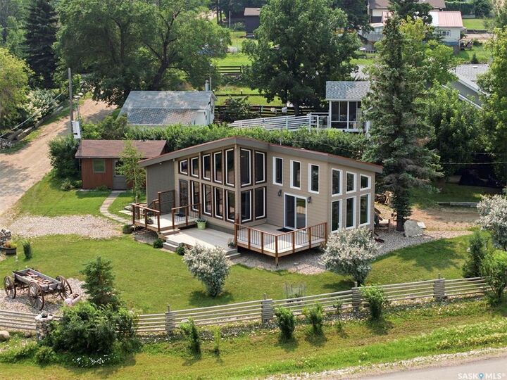 Property Photo: 402 Lake Avenue SK S0K 4T1