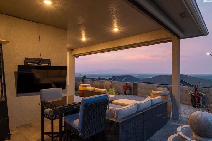 Property Photo: 6747 Collins Rd WA 99353-8339
