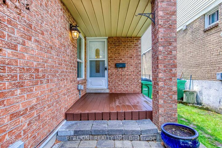 Property Photo:  741 Queensbridge Drive  ON L5C 3T3 