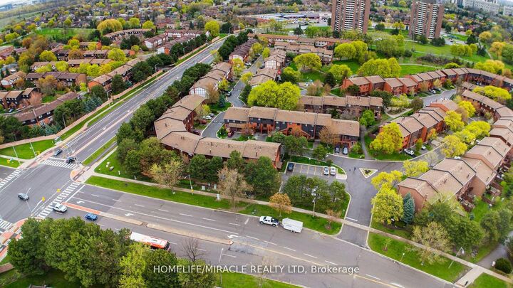 Property Photo: 4165 Fieldgate Drive 32 ON L4W 2M9