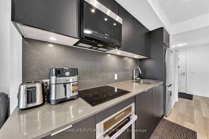 Property Photo:  8 Cedarland Drive 1017  ON L6G 0H4 