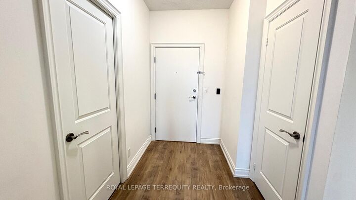 Property Photo: 38 Cedarland Drive 1609 ON L6G 0G7