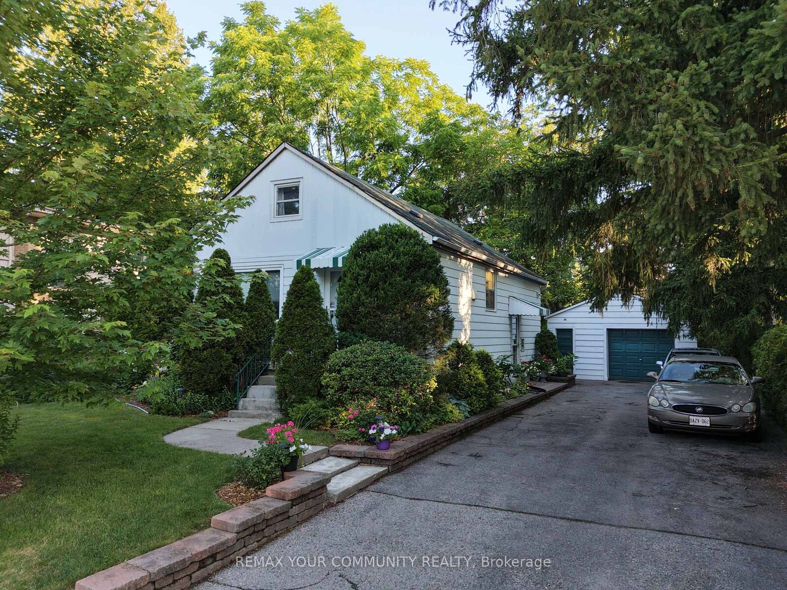 Property Photo: 223 Richmond Street ON L4C 3Y9