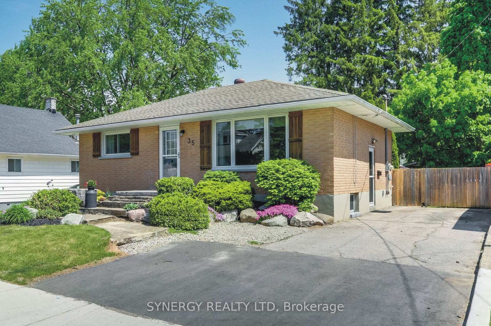 Photo de la propriété:  35 Queen Street  ON N7G 2H5 