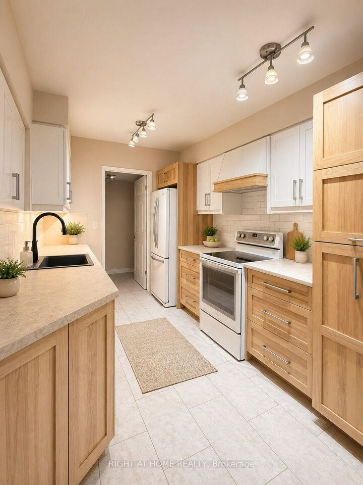 Property Photo:  3605 Kariya Drive 2308  ON L5B 3J4 