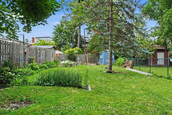 Property Photo:  211 Bell Street  ON K7S 2R5 