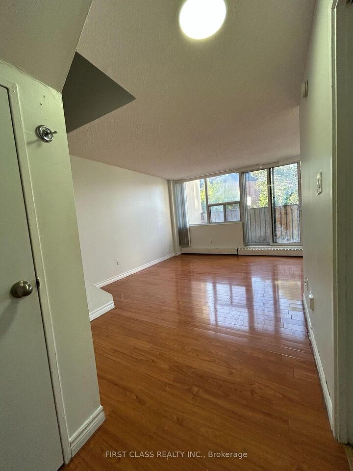 Property Photo:  2121 Roche Court 106  ON L5K 2C7 