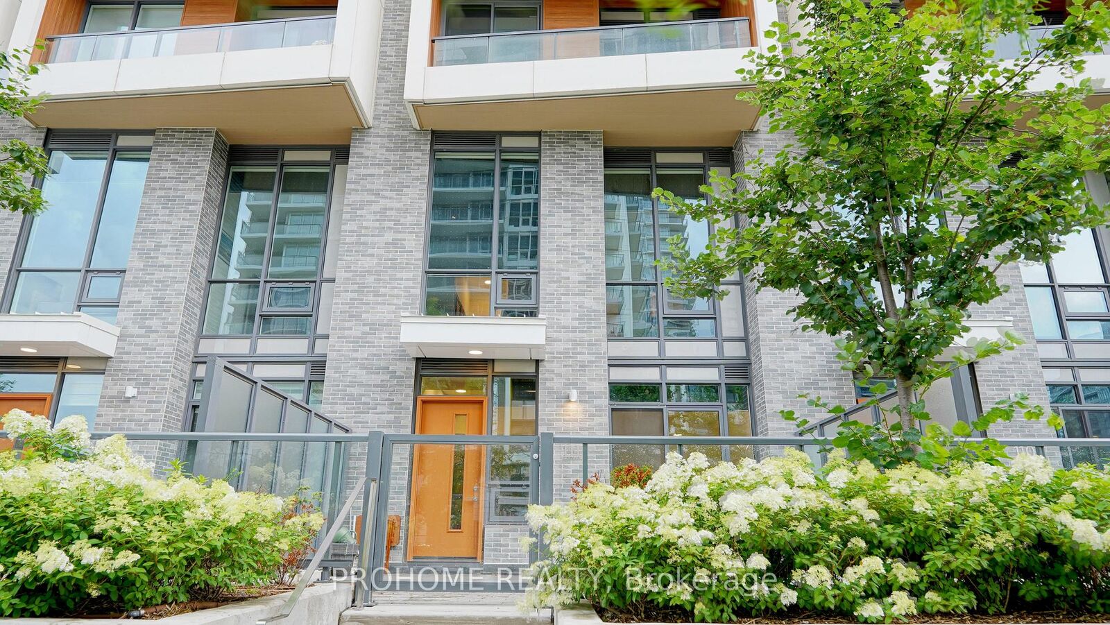 Property Photo: 27 McMahon Drive 111 ON M2K 0J2