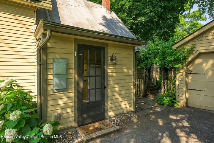 Property Photo:  39 Hudson  NY 12106 