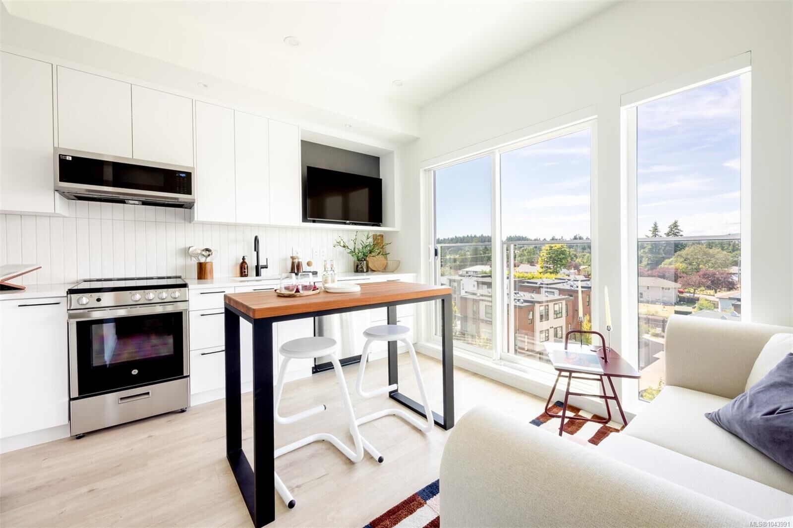 Property Photo: 1075 Tillicum Rd #616 BC V9A 2A4