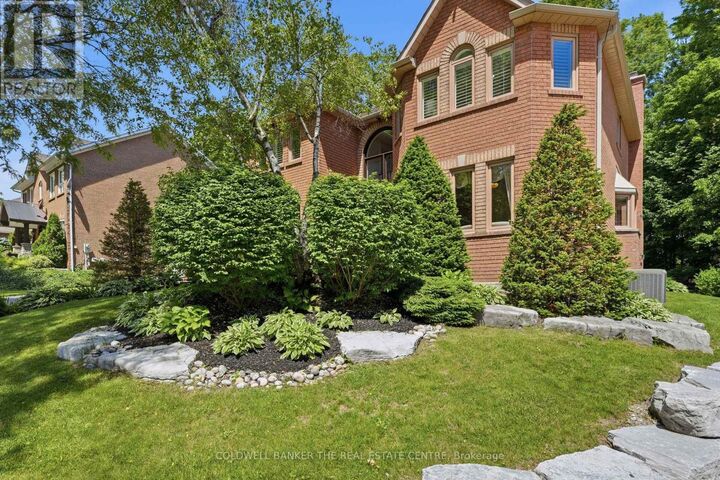 Property Photo:  49 Falling Leaf Court  ON L4G 6K6 