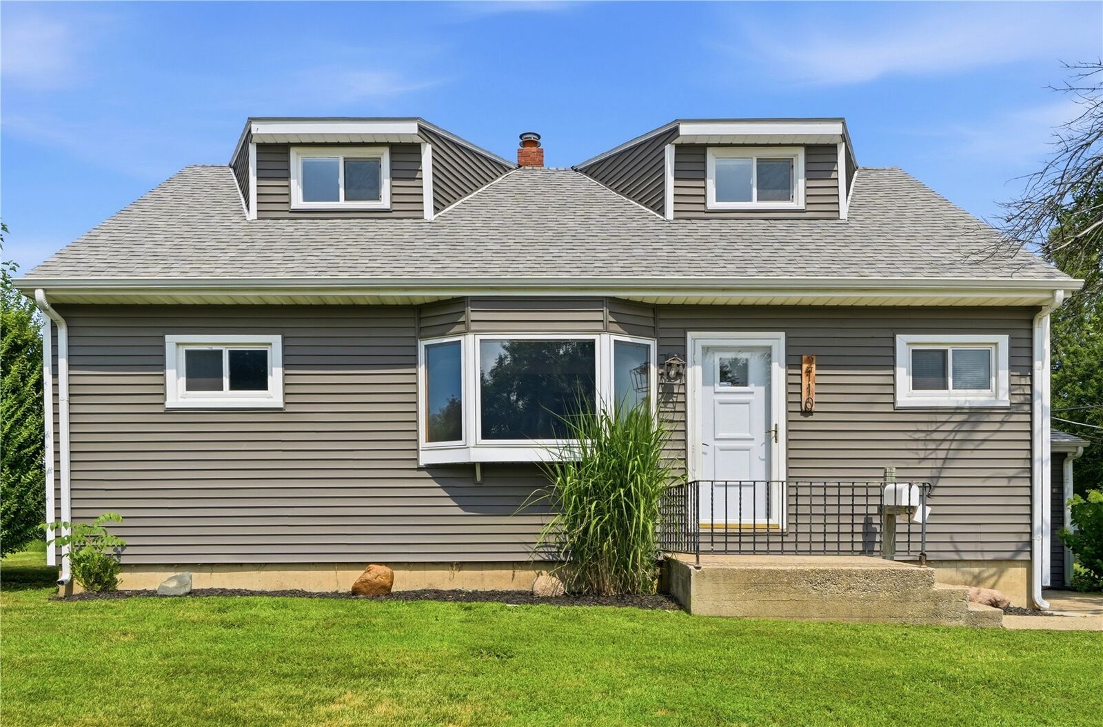 Property Photo:  2110 Chandler Street SW  IA 52404 