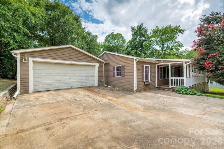 Property Photo:  1124 Threatt Street  SC 29720 