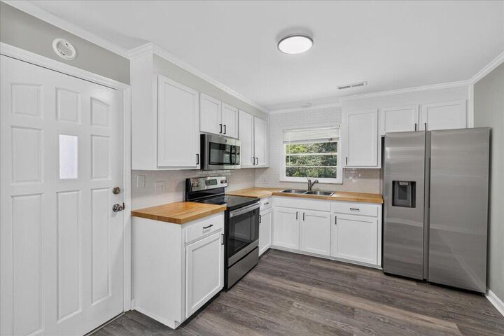 Property Photo:  1450 N Sherwood Drive  SC 29407 
