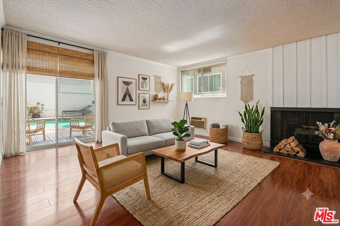 Property Photo: 530 S Barrington Ave, Unit 110 CA 90049