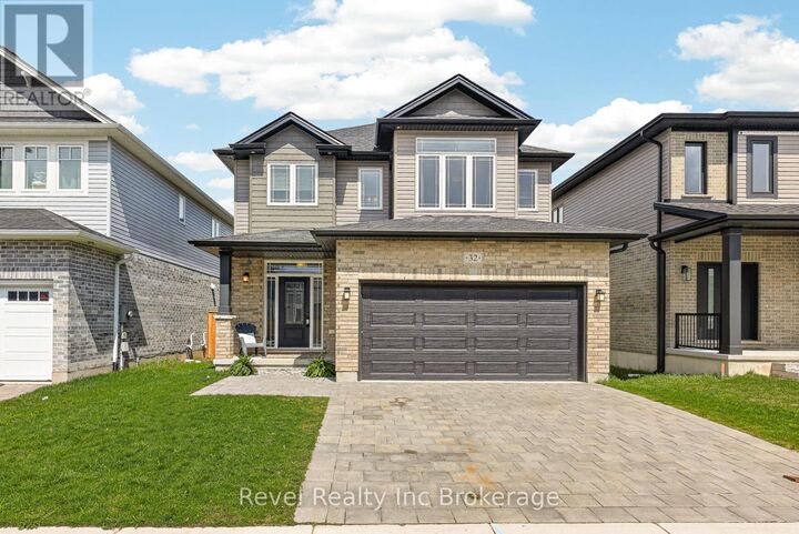 32 Sutherland Crescent — photo 1