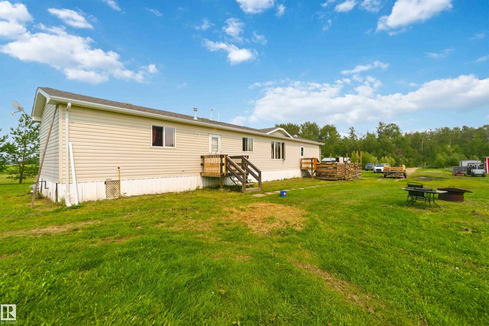 Property Photo: 58502 Rng Rd 273 AB T0G 1W0