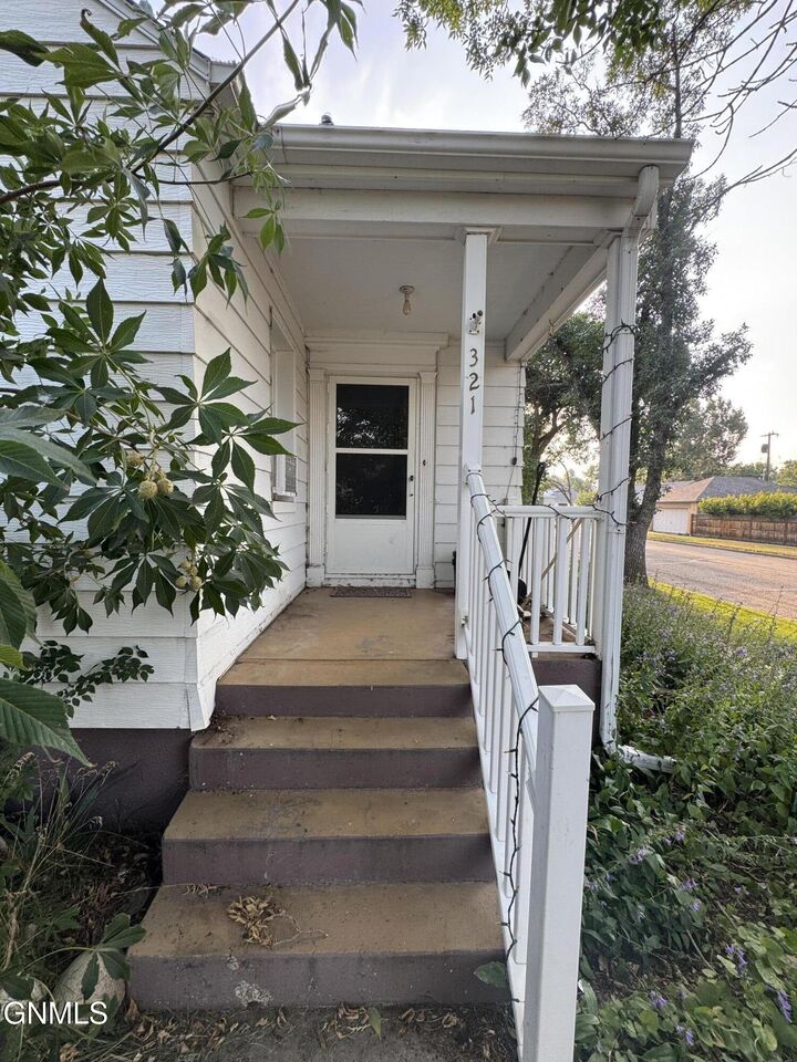 Property Photo:  321 1st Avenue NW  ND 58545 