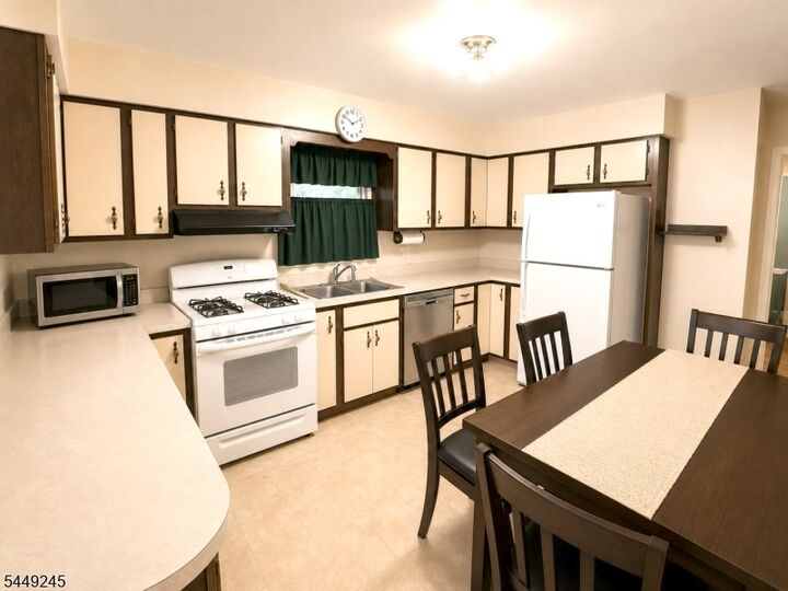 Property Photo:  70 Bromley Pl  NJ 07110 