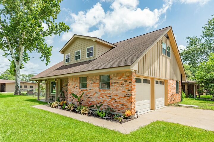 Property Photo: 811 Loggins Drive TX 77486