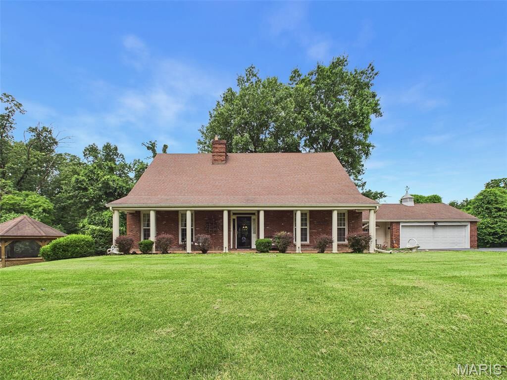 Property Photo:  22 Frontenac Place  IL 62035 