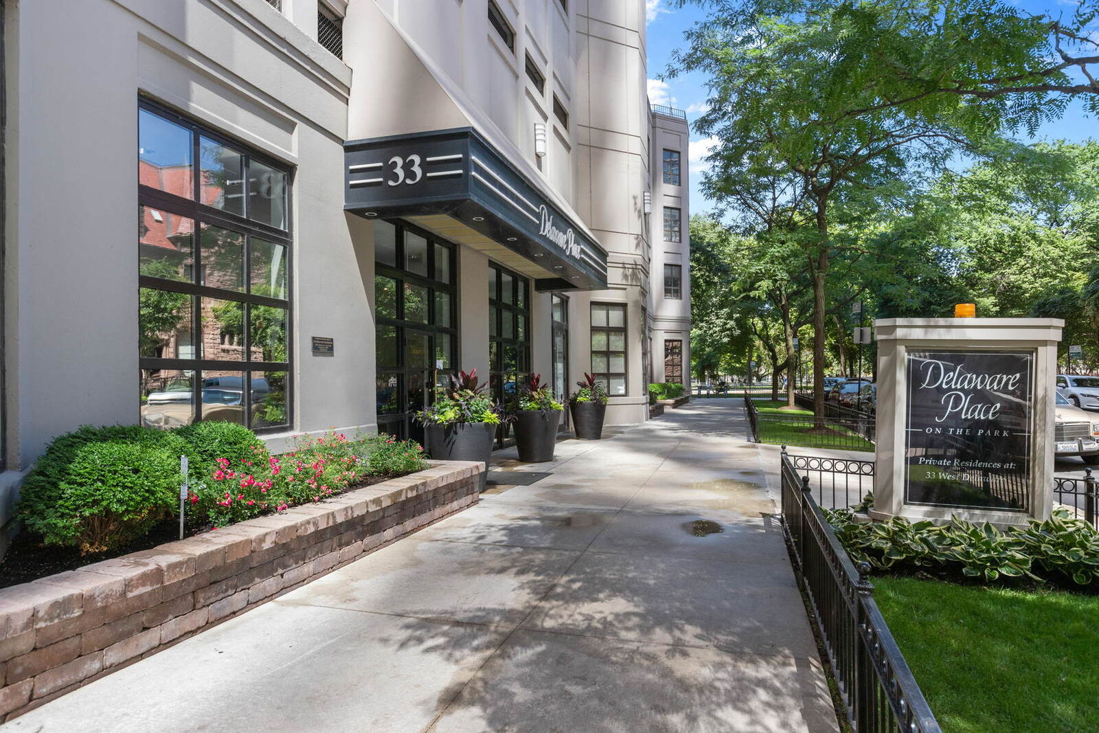 Property Photo:  33 W Delaware Place 22H  IL 60610 