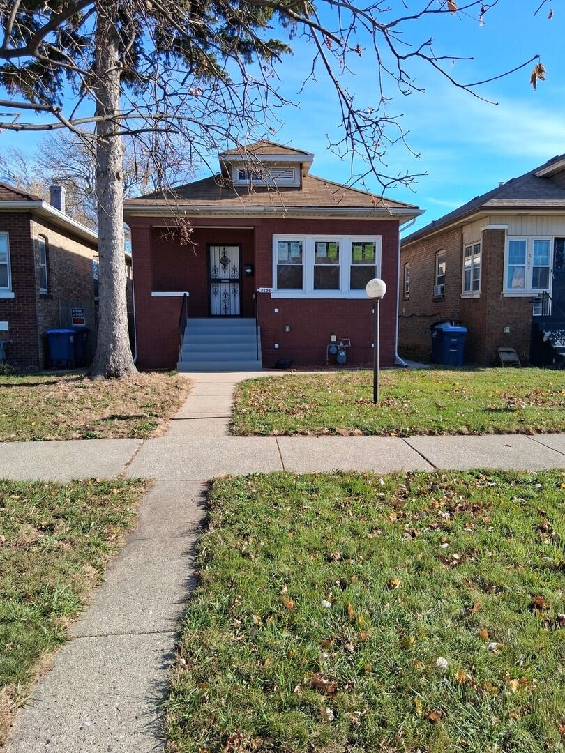 Property Photo: 2105 S 7th Avenue IL 60153
